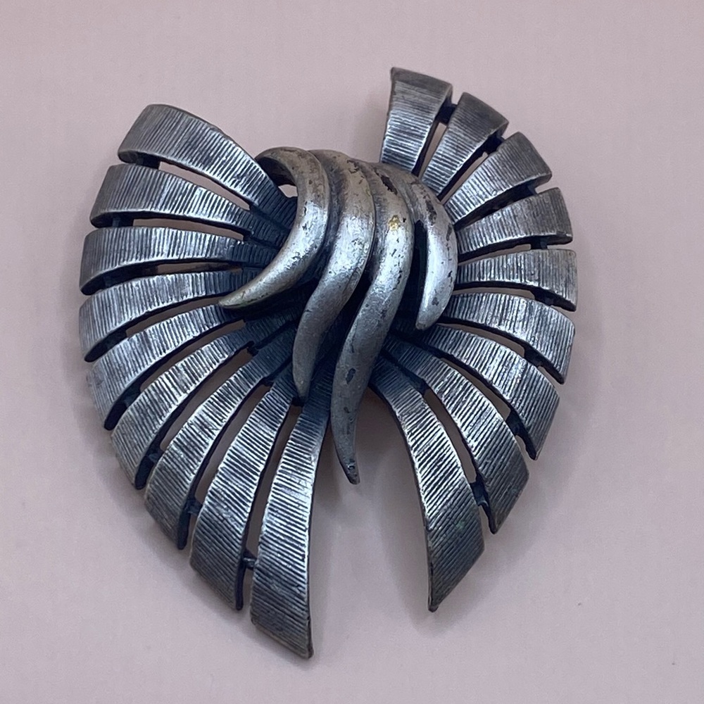Vintage Silver and grey tone textured metal‎ brooch pin